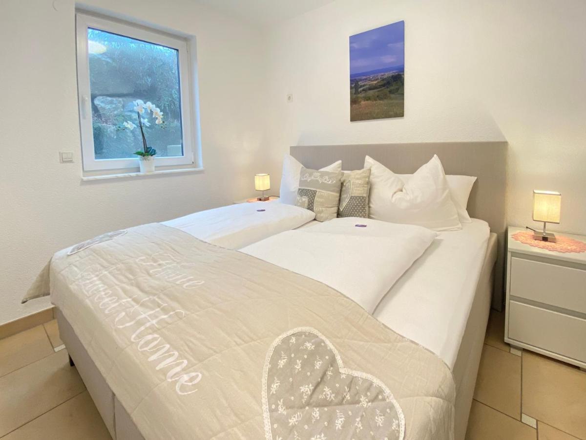 2 Zimmer Apartment, 70 Qm, Max 4 Pers, Private Terasse, 2 Parkplaetze, Internet 250 Mbit Gärtringen Esterno foto