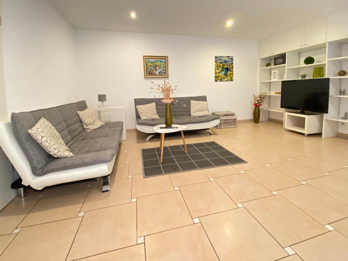 2 Zimmer Apartment, 70 Qm, Max 4 Pers, Private Terasse, 2 Parkplaetze, Internet 250 Mbit Gärtringen Esterno foto