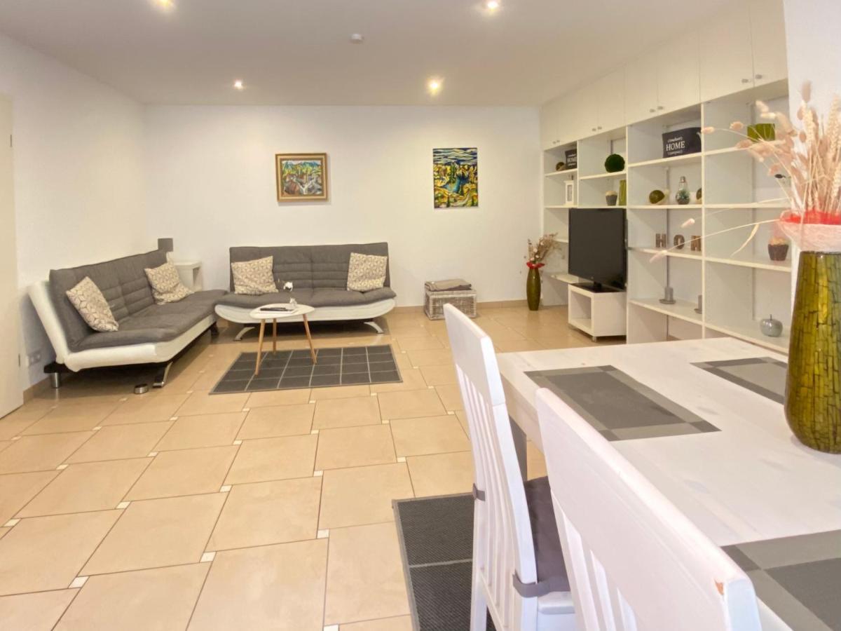 2 Zimmer Apartment, 70 Qm, Max 4 Pers, Private Terasse, 2 Parkplaetze, Internet 250 Mbit Gärtringen Esterno foto